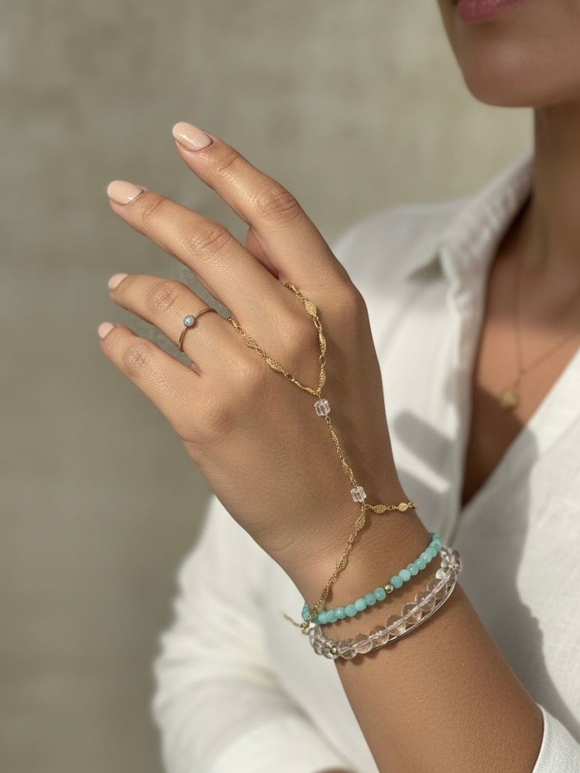 ✨ Quartz Hand Chain – Hecha a Mano en San Juan, PR | Acero Inoxidable Dorado | Cuarzo Cristal