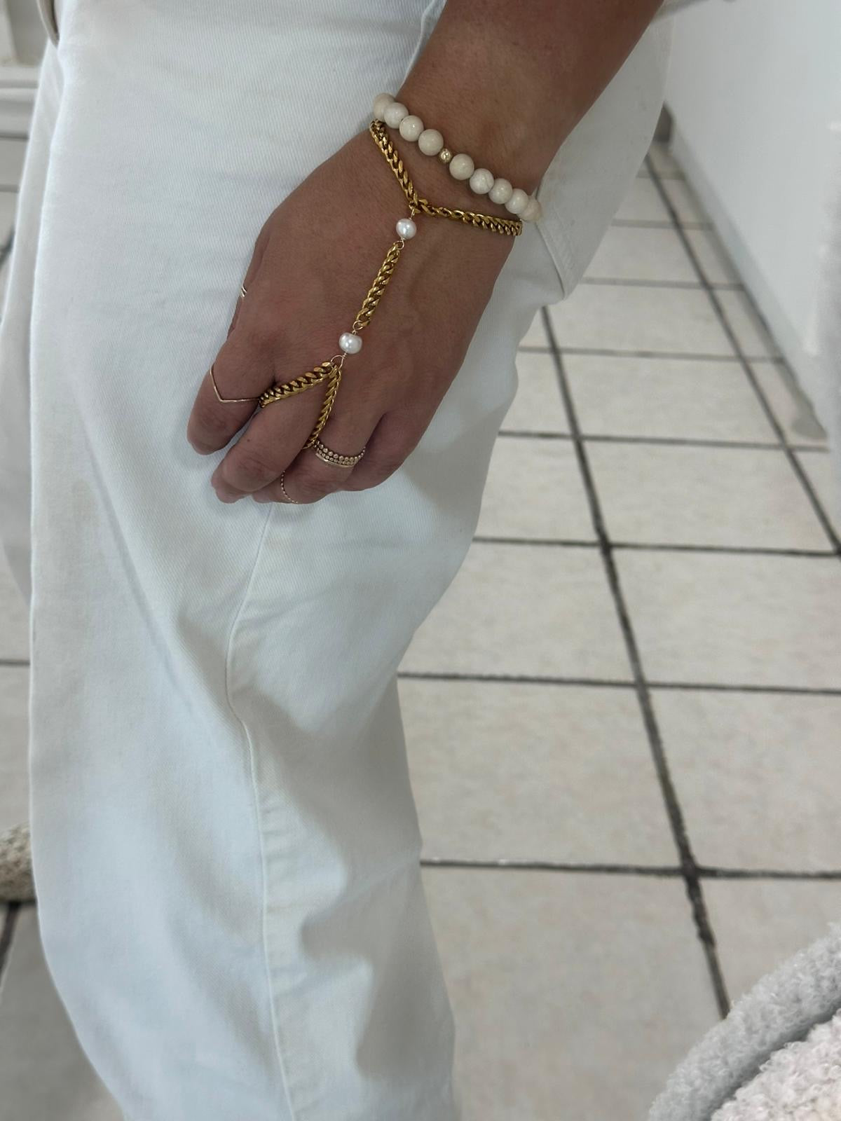 Gold Pearl Hand Chain – Hecha a Mano en San Juan, PR | Acero Inoxidable Dorado | Perlas Naturales de Agua Dulce
