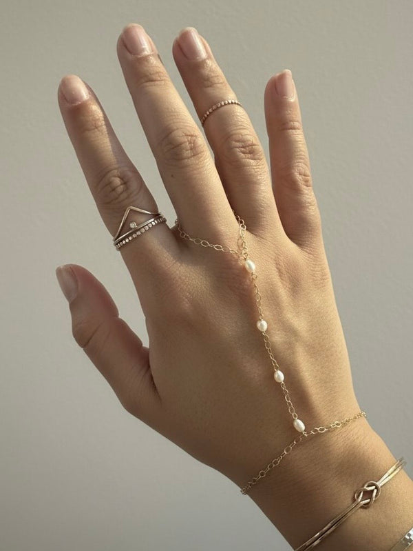 Luna Pearl Hand Chain – Hecha a Mano en San Juan, PR | Oro 14k Gold-Filled | Perlas Naturales de Agua Dulce