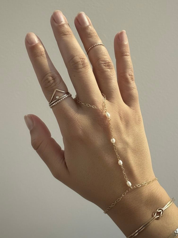 Luna Pearl Hand Chain – Hecha a Mano en San Juan, PR | Oro 14k Gold-Filled | Perlas Naturales de Agua Dulce