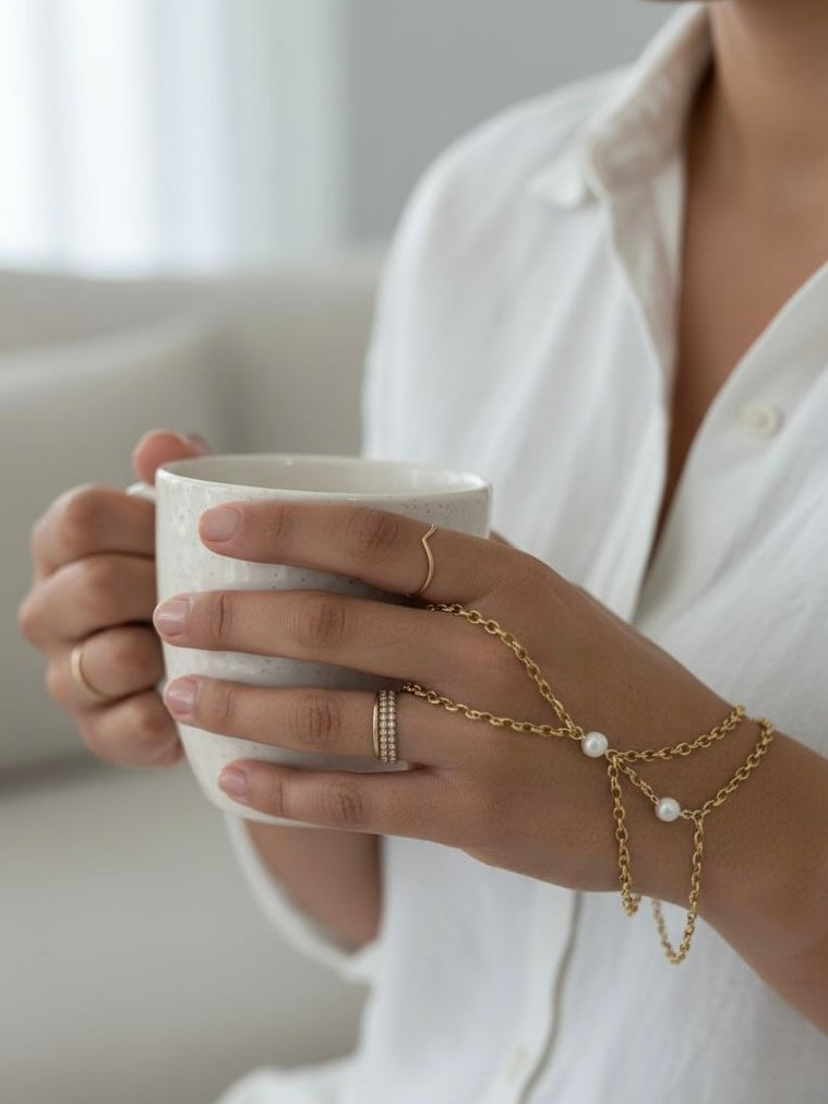 Golden Pearl Hand Chain – Hecha a Mano en San Juan, PR | Acero Inoxidable Dorado | Perlas Naturales de Agua Dulce