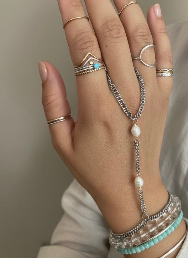 Silver Pearl Hand Chain – Hecha a Mano en San Juan, PR | Acero Inoxidable | Perlas Naturales de Agua Dulce