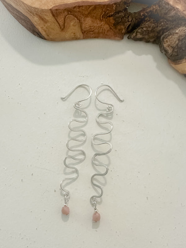 Ópalo Waves — Pink Opal Wave Earrings (Plata 925 / Sterling Silver)
