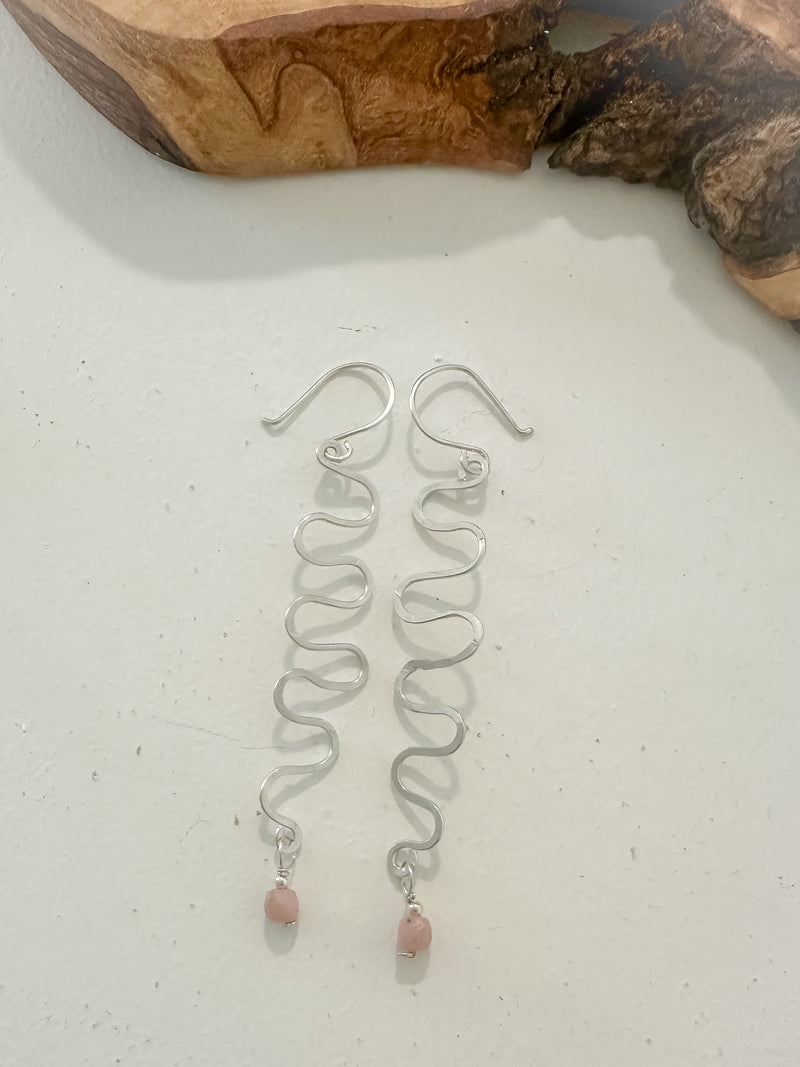 Ópalo Waves — Pink Opal Wave Earrings (Plata 925 / Sterling Silver)