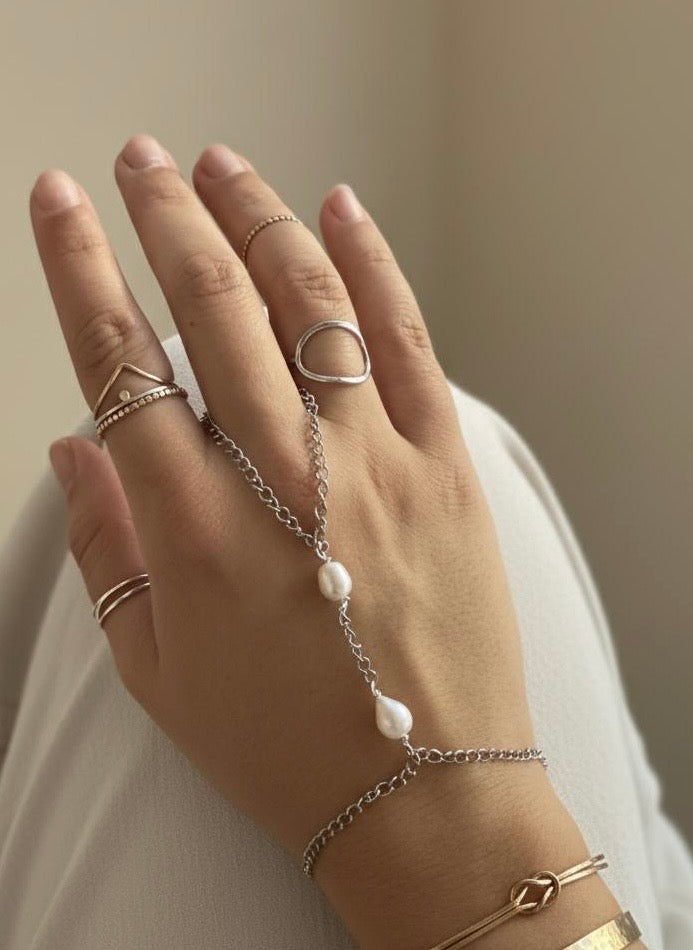 Silver Pearl Hand Chain – Hecha a Mano en San Juan, PR | Acero Inoxidable | Perlas Naturales de Agua Dulce