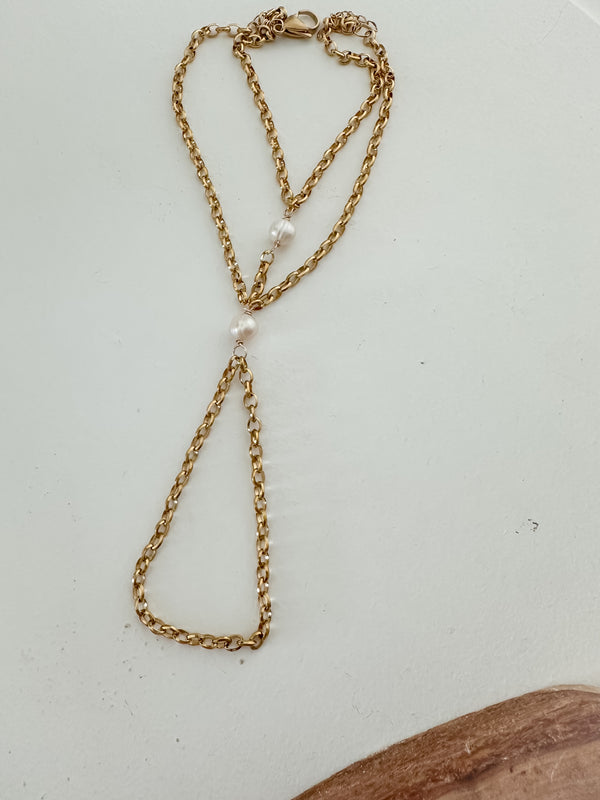 Golden Pearl Hand Chain – Hecha a Mano en San Juan, PR | Acero Inoxidable Dorado | Perlas Naturales de Agua Dulce