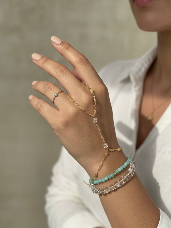 ✨ Quartz Hand Chain – Hecha a Mano en San Juan, PR | Acero Inoxidable Dorado | Cuarzo Cristal