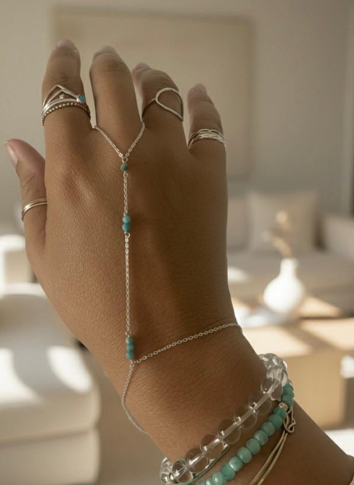 Silver Horizon Hand Chain – Hecha a Mano en San Juan, PR | Plata 925 | Diseño Minimalista con Ópalo Azul
