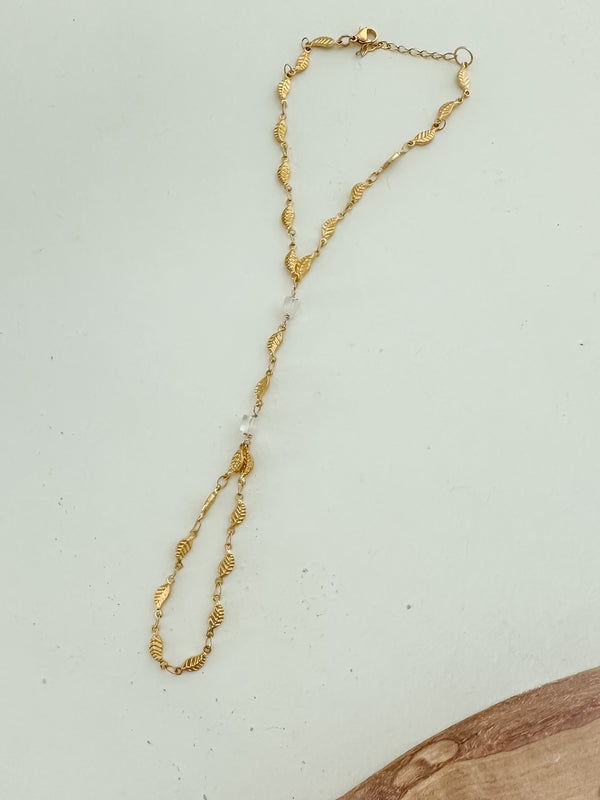✨ Quartz Hand Chain – Hecha a Mano en San Juan, PR | Acero Inoxidable Dorado | Cuarzo Cristal