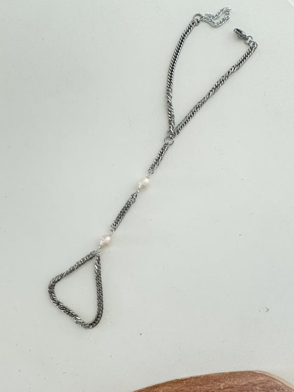 Silver Pearl Hand Chain – Hecha a Mano en San Juan, PR | Acero Inoxidable | Perlas Naturales de Agua Dulce