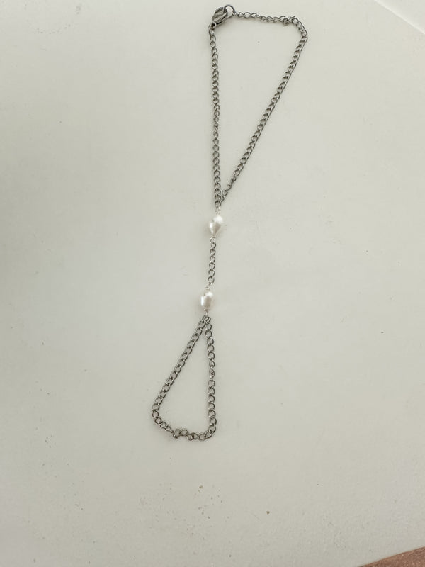 Silver Pearl Hand Chain – Hecha a Mano en San Juan, PR | Acero Inoxidable | Perlas Naturales de Agua Dulce