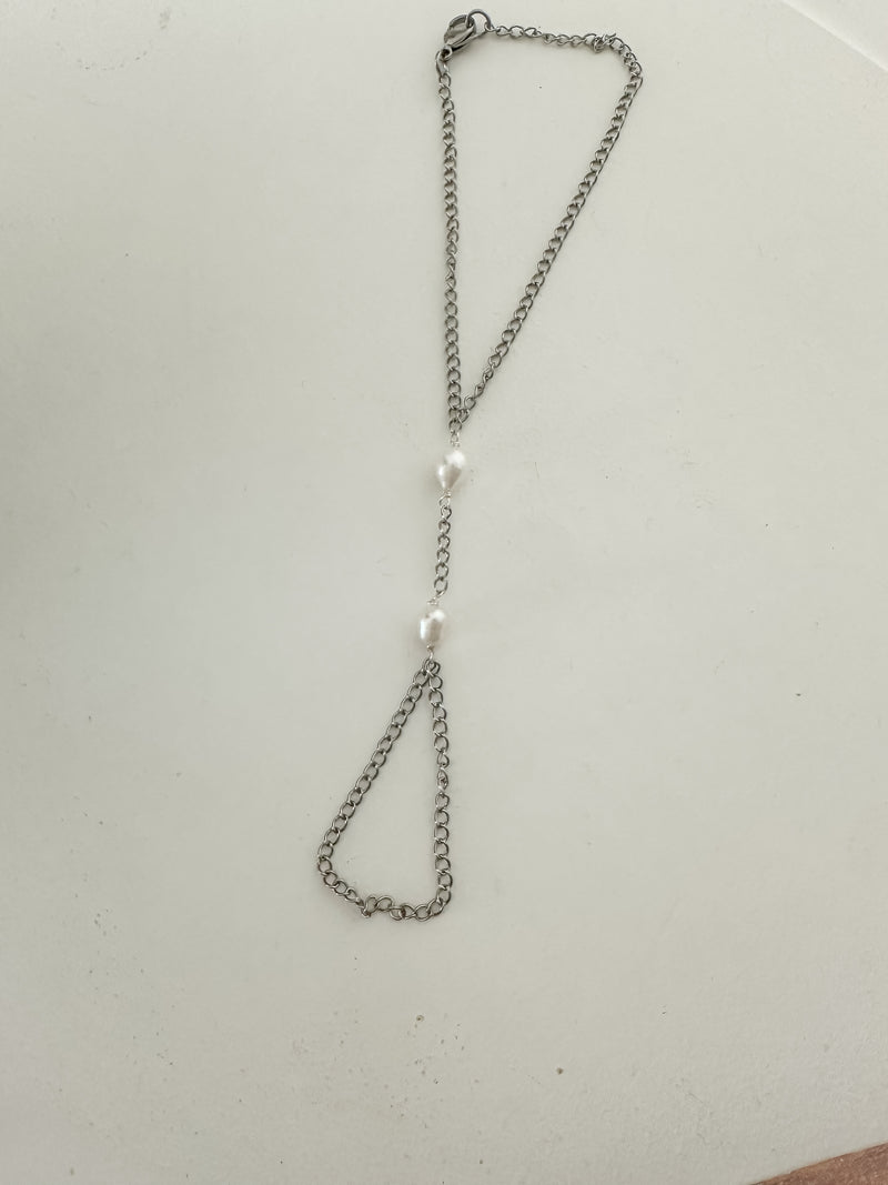 Silver Pearl Hand Chain – Hecha a Mano en San Juan, PR | Acero Inoxidable | Perlas Naturales de Agua Dulce