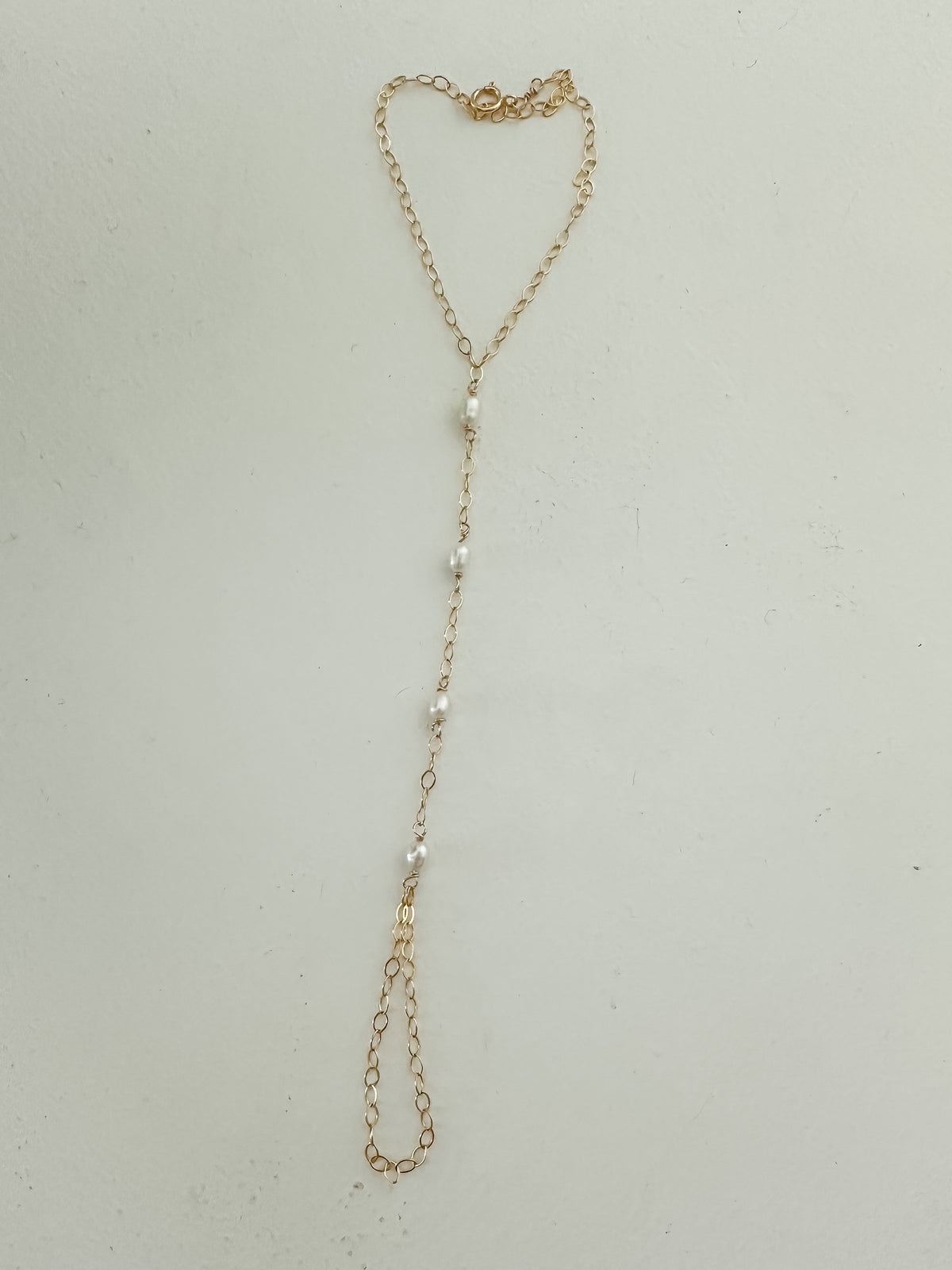 Luna Pearl Hand Chain – Hecha a Mano en San Juan, PR | Oro 14k Gold-Filled | Perlas Naturales de Agua Dulce