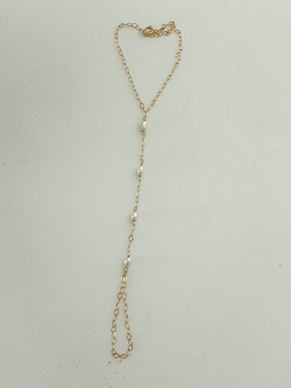 Luna Pearl Hand Chain – Hecha a Mano en San Juan, PR | Oro 14k Gold-Filled | Perlas Naturales de Agua Dulce