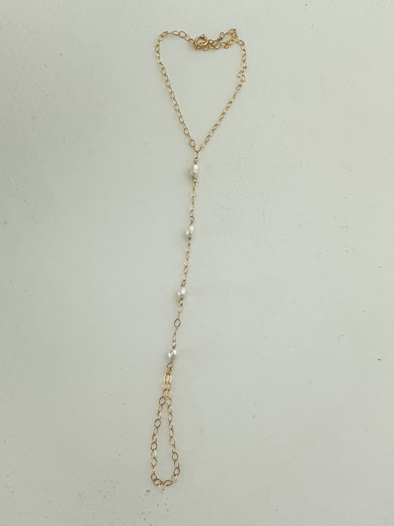Luna Pearl Hand Chain – Hecha a Mano en San Juan, PR | Oro 14k Gold-Filled | Perlas Naturales de Agua Dulce