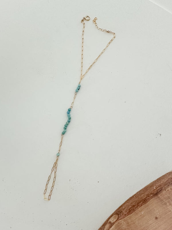 Blue Opal Hand Chain – Hecha a Mano en San Juan, PR | Oro 14k Gold-Filled | Ópalo azul