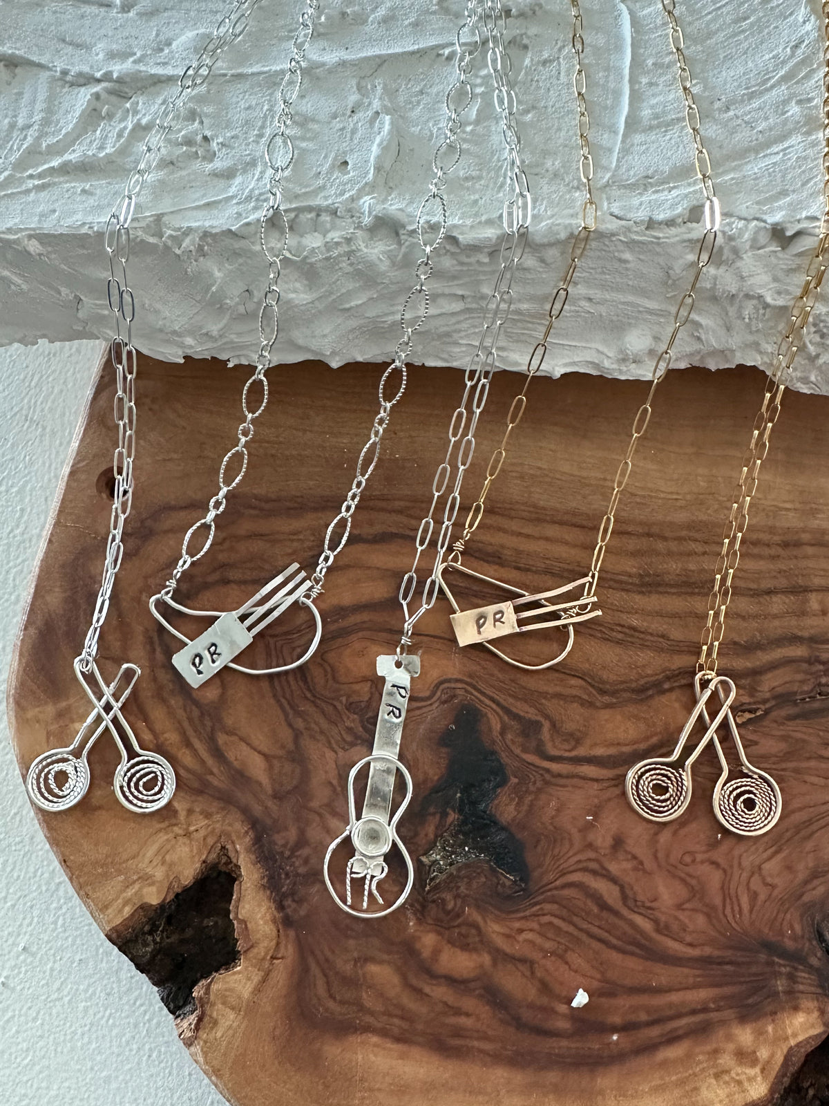 Collar Cuatro PR – Artesanal en Oro o Plata