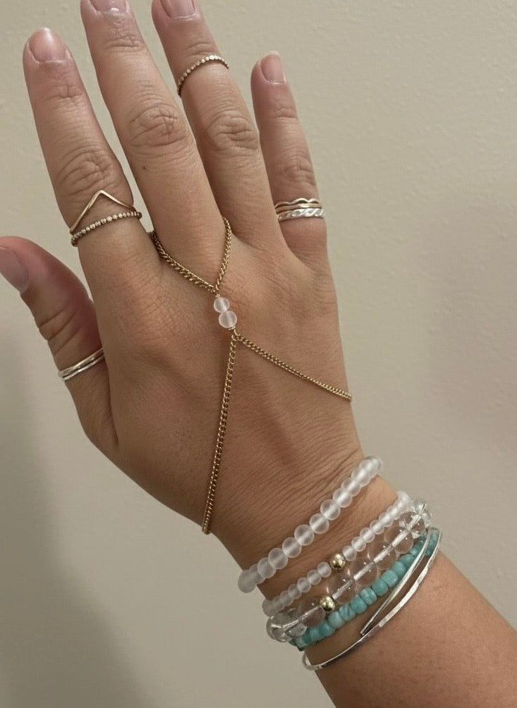 Gold Quartz Hand Chain – Hecha a Mano en San Juan, PR | Acero Inoxidable | Quarzo
